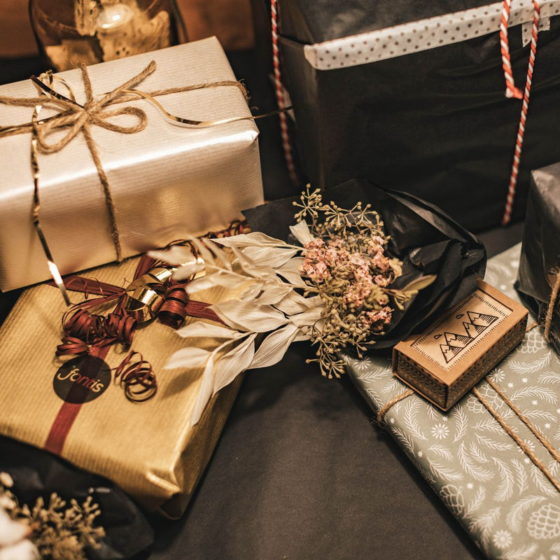 10 Traditional Gifts for Wedding Anniversary