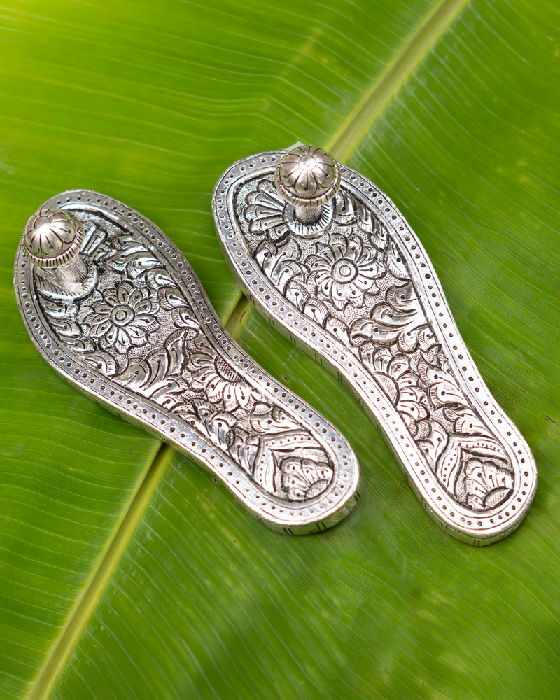 Silver Charan Paduka – Handcrafted Silver Paduka Gift Box for Divine Blessings & Prosperity